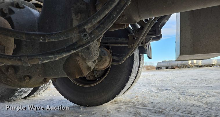 image for item EB1257 2020 Peterbilt 579 semi truck