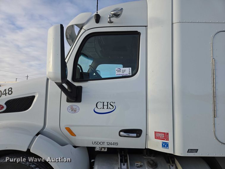 image for item EB1257 2020 Peterbilt 579 semi truck