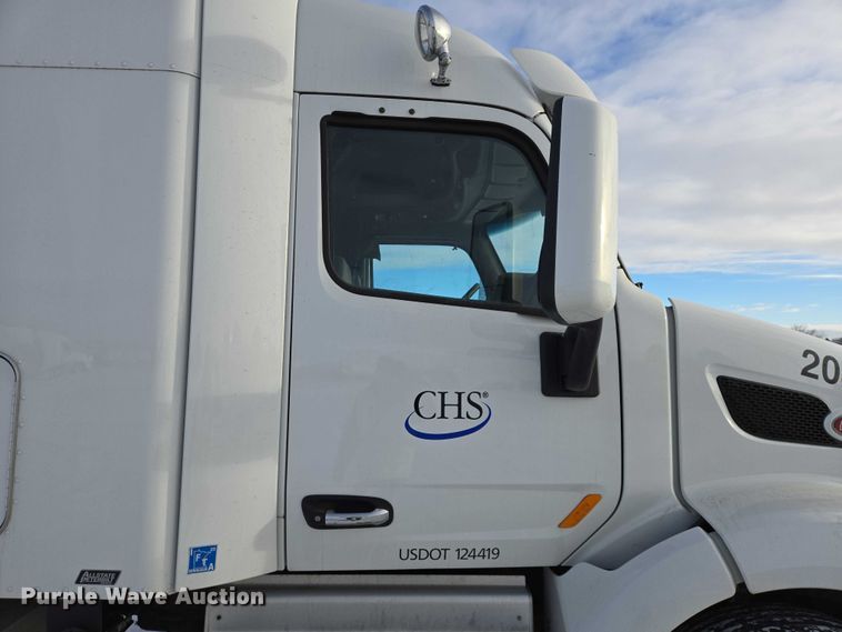 image for item EB1257 2020 Peterbilt 579 semi truck