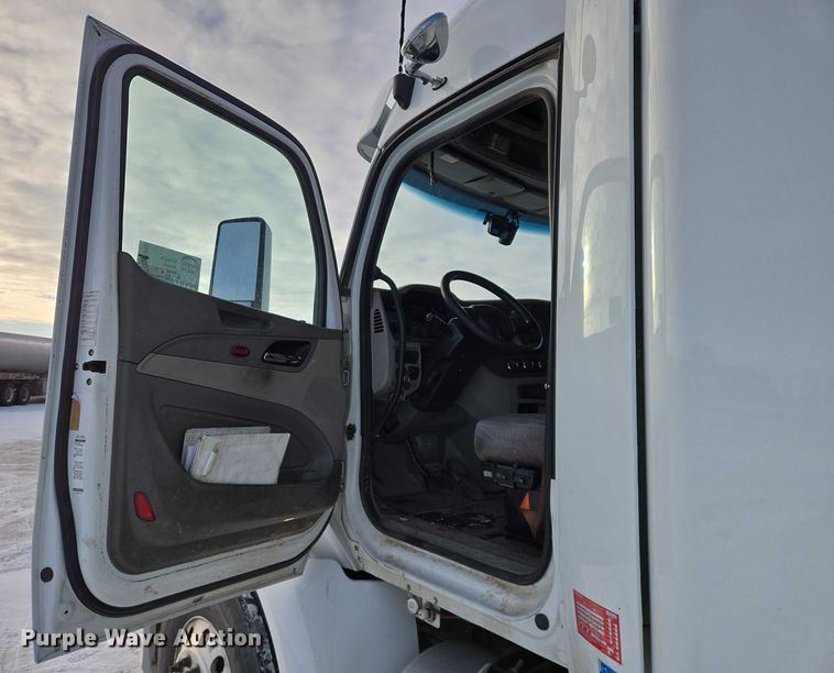 image for item EB1257 2020 Peterbilt 579 semi truck