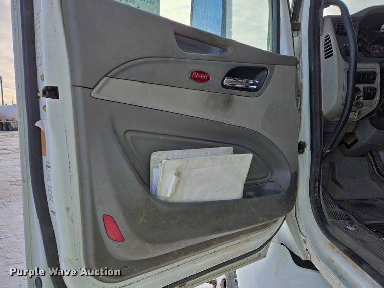 image for item EB1257 2020 Peterbilt 579 semi truck