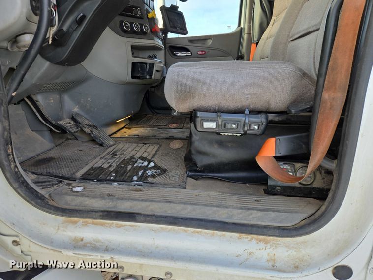 image for item EB1257 2020 Peterbilt 579 semi truck