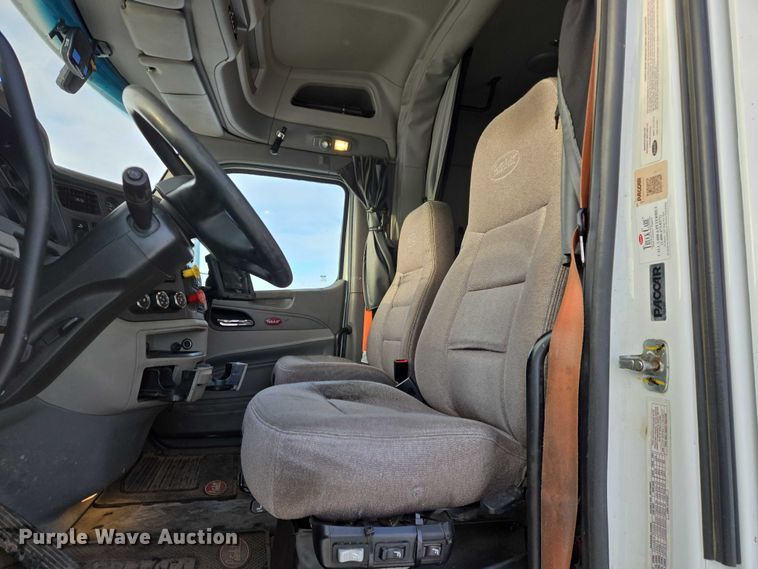 image for item EB1257 2020 Peterbilt 579 semi truck