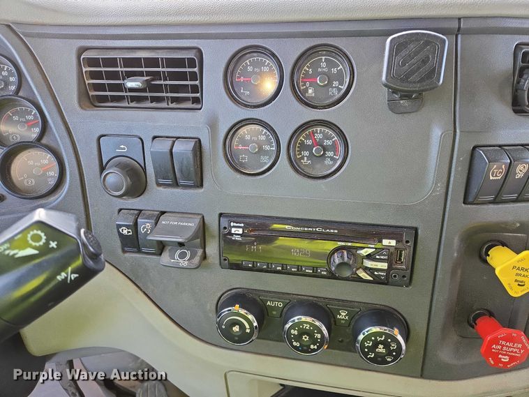 image for item EB1257 2020 Peterbilt 579 semi truck