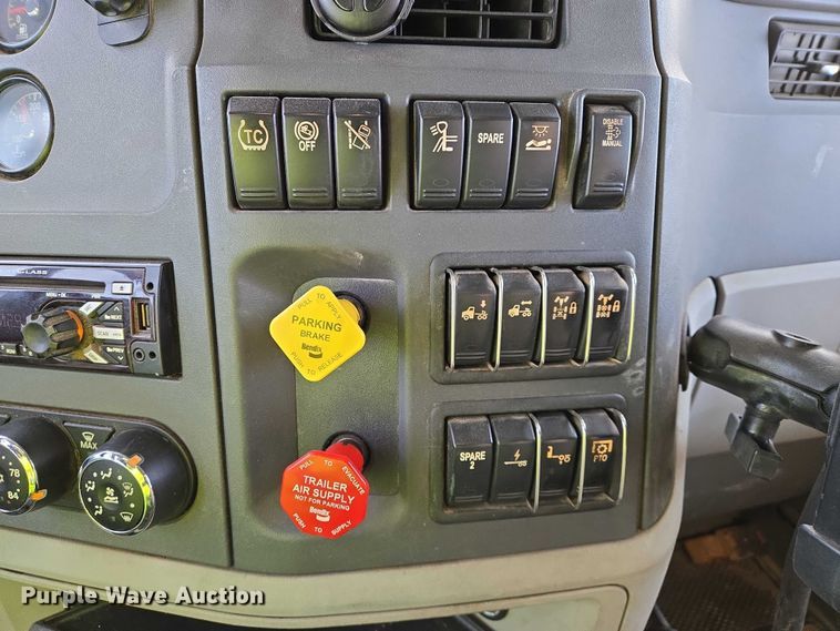 image for item EB1257 2020 Peterbilt 579 semi truck