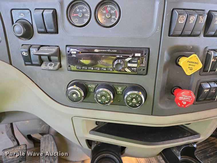 image for item EB1257 2020 Peterbilt 579 semi truck