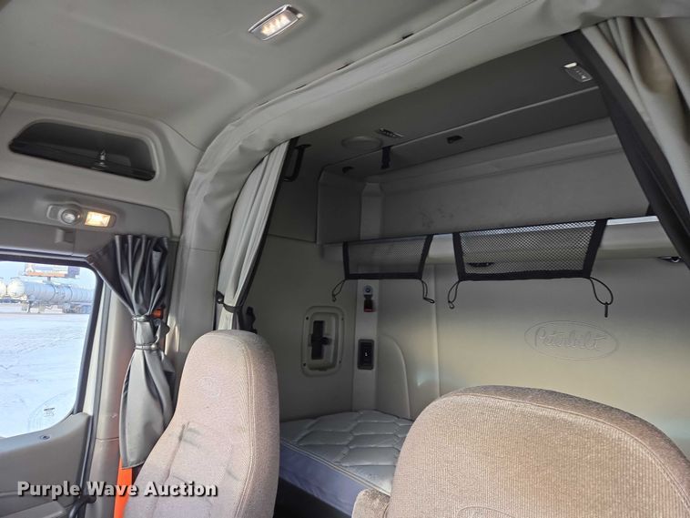 image for item EB1257 2020 Peterbilt 579 semi truck