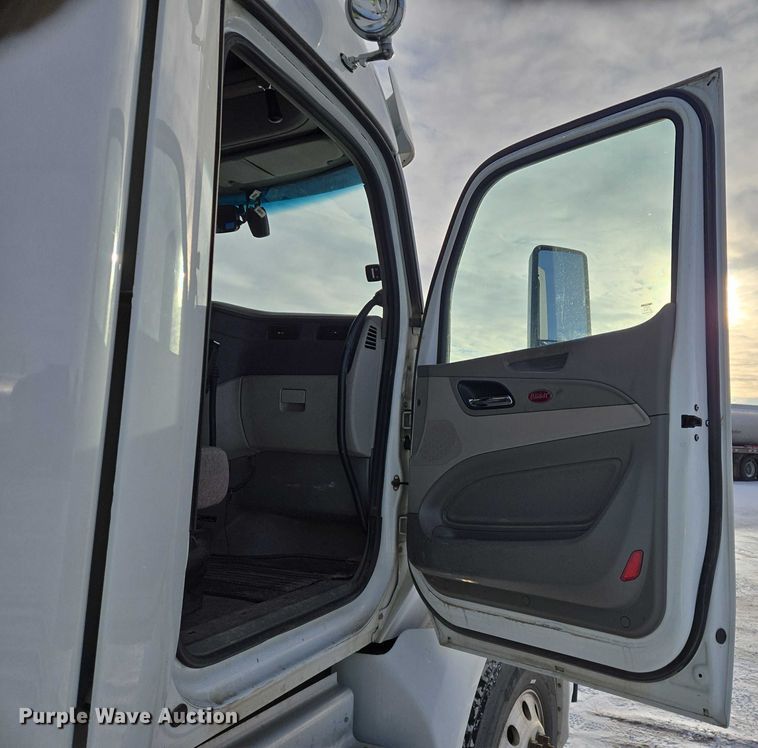 image for item EB1257 2020 Peterbilt 579 semi truck