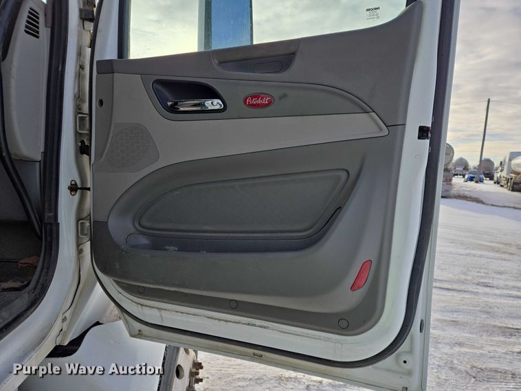 image for item EB1257 2020 Peterbilt 579 semi truck