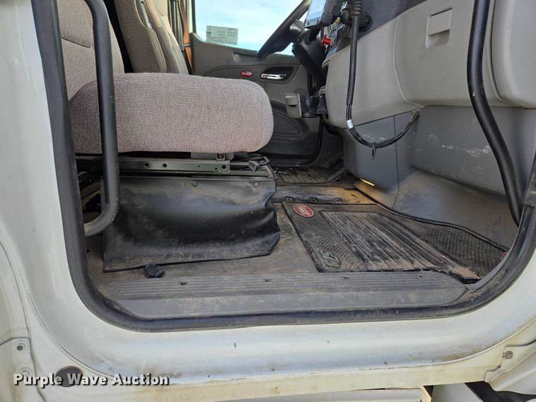 image for item EB1257 2020 Peterbilt 579 semi truck