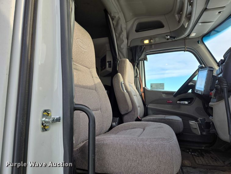 image for item EB1257 2020 Peterbilt 579 semi truck