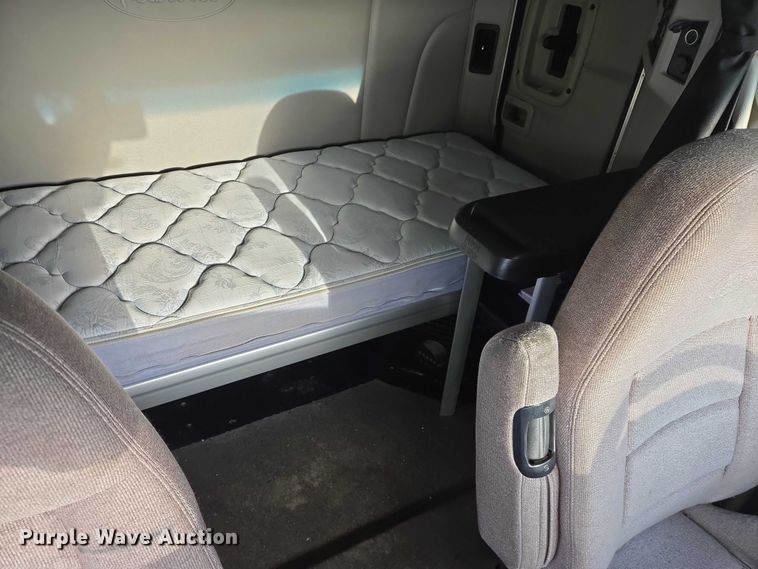 image for item EB1257 2020 Peterbilt 579 semi truck