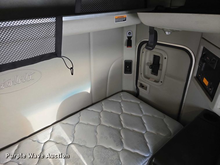 image for item EB1257 2020 Peterbilt 579 semi truck