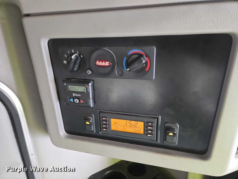 image for item EB1257 2020 Peterbilt 579 semi truck