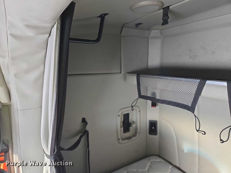 image for item EB1257 2020 Peterbilt 579 semi truck