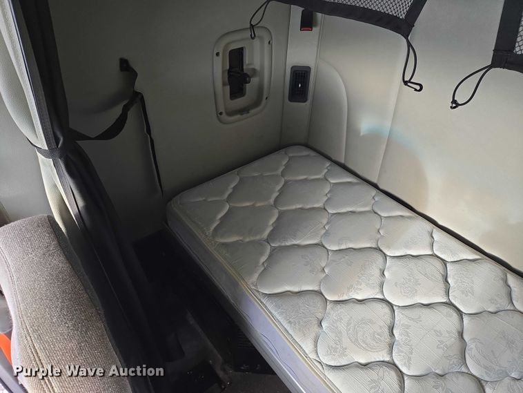 image for item EB1257 2020 Peterbilt 579 semi truck