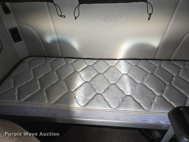 image for item EB1257 2020 Peterbilt 579 semi truck