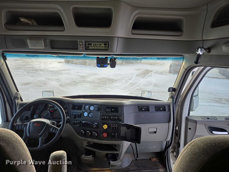 image for item EB1257 2020 Peterbilt 579 semi truck
