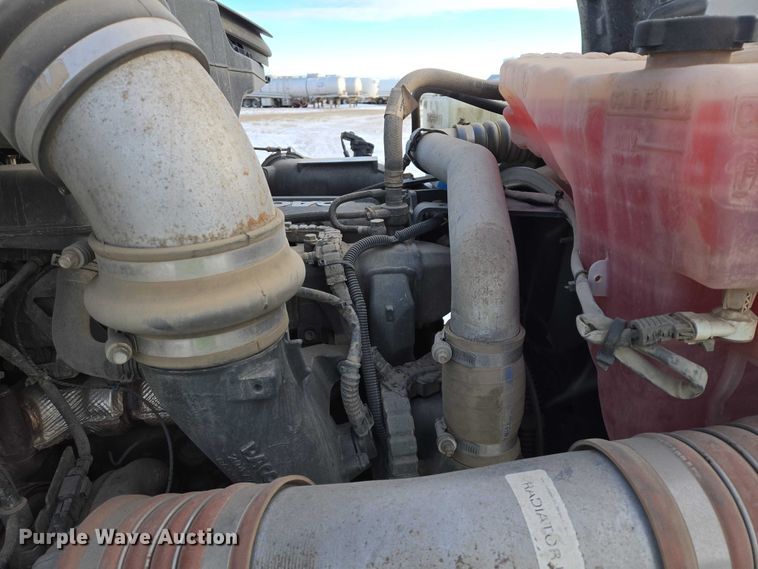 image for item EB1257 2020 Peterbilt 579 semi truck