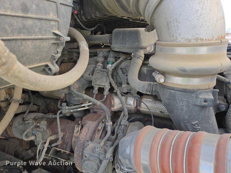 image for item EB1257 2020 Peterbilt 579 semi truck