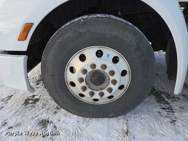 image for item EB1257 2020 Peterbilt 579 semi truck