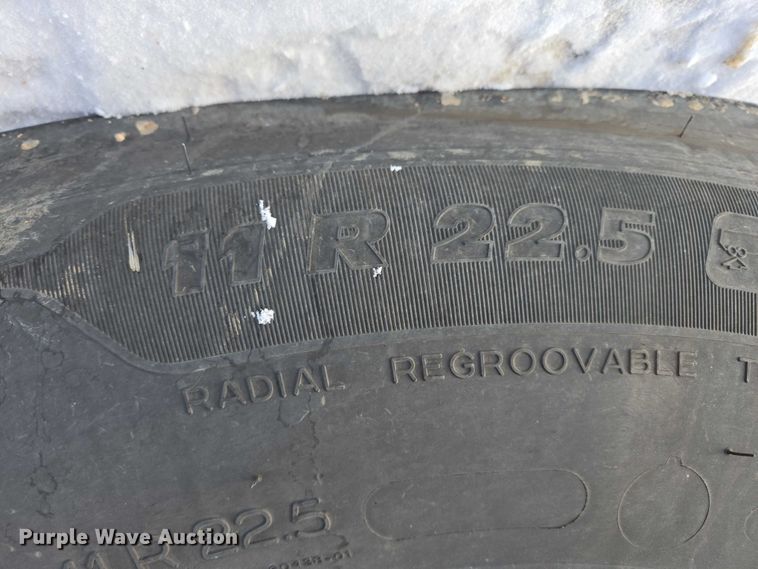 image for item EB1257 2020 Peterbilt 579 semi truck