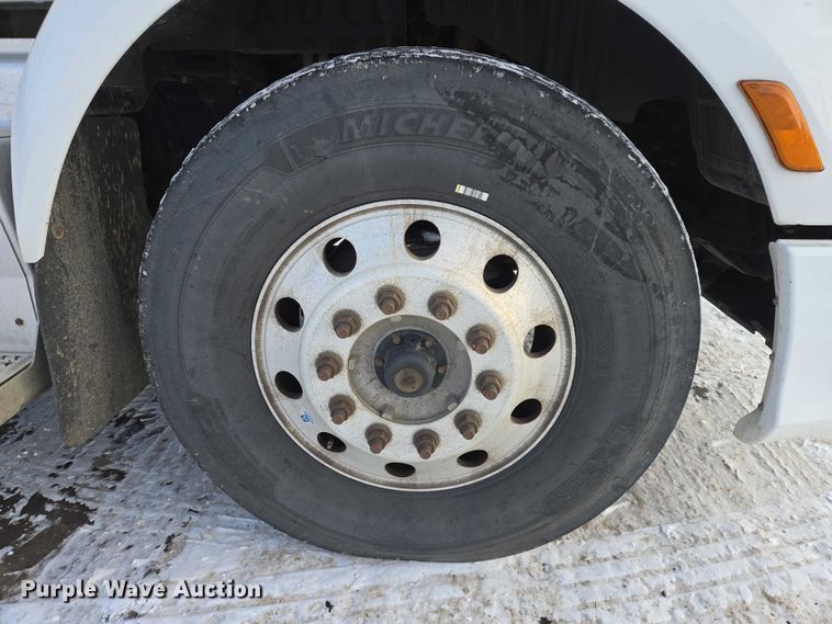 image for item EB1257 2020 Peterbilt 579 semi truck