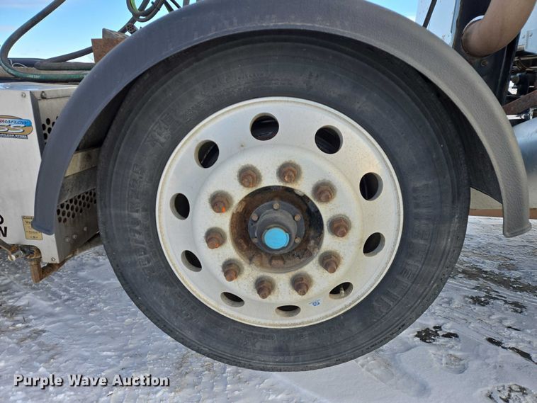 image for item EB1257 2020 Peterbilt 579 semi truck