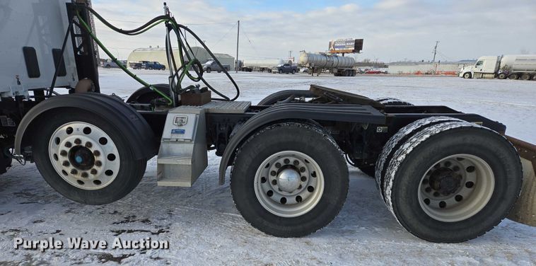 image for item EB1257 2020 Peterbilt 579 semi truck