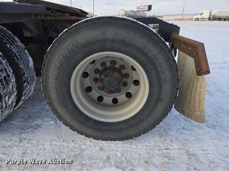 image for item EB1257 2020 Peterbilt 579 semi truck