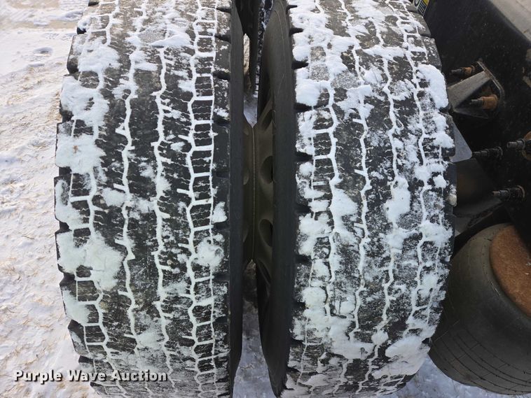 image for item EB1257 2020 Peterbilt 579 semi truck