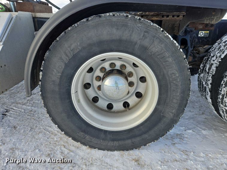 image for item EB1257 2020 Peterbilt 579 semi truck