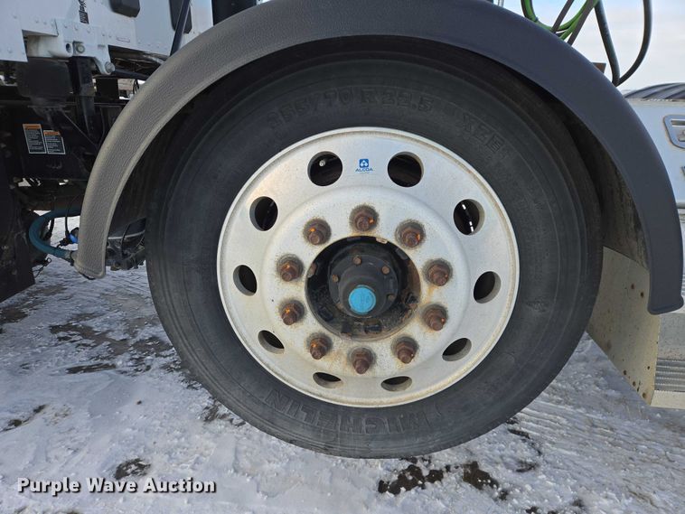 image for item EB1257 2020 Peterbilt 579 semi truck