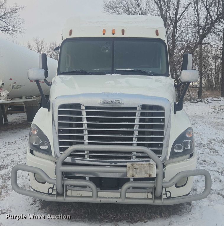 image for item EB1258 2015 Freightliner Cascadia semi truck