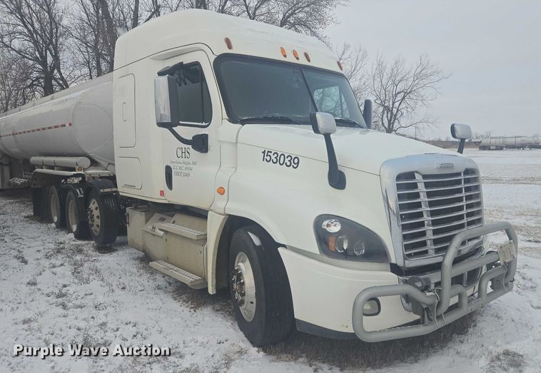 image for item EB1258 2015 Freightliner Cascadia semi truck