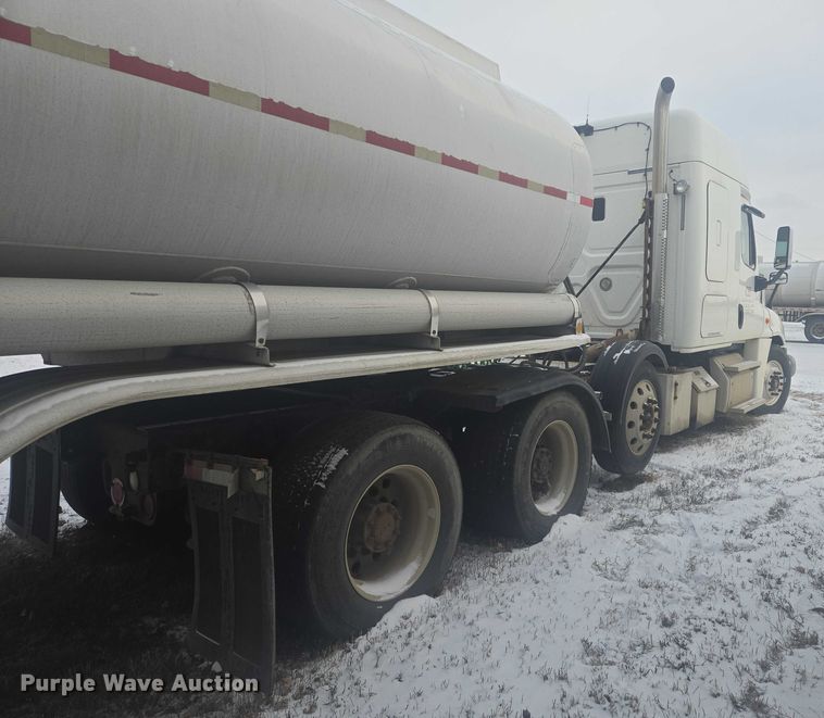 image for item EB1258 2015 Freightliner Cascadia semi truck