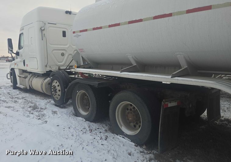 image for item EB1258 2015 Freightliner Cascadia semi truck