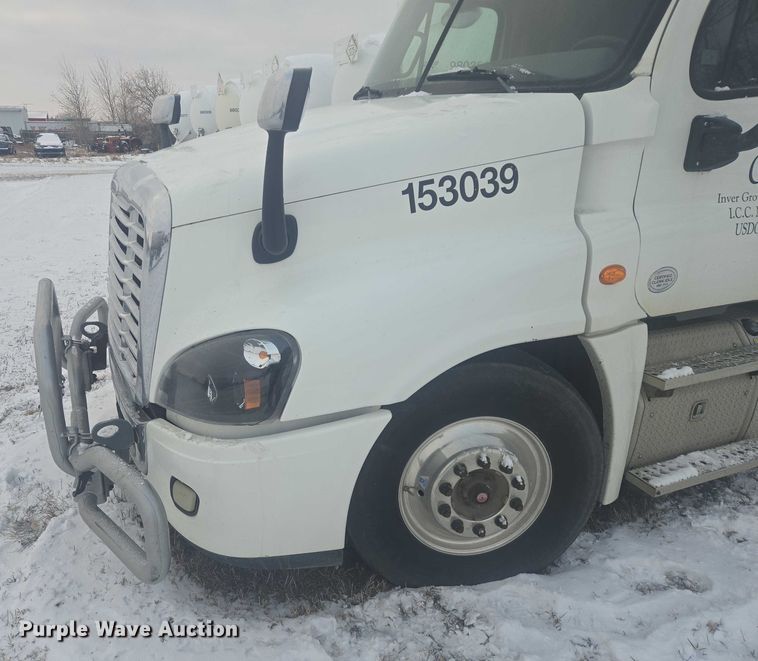 image for item EB1258 2015 Freightliner Cascadia semi truck