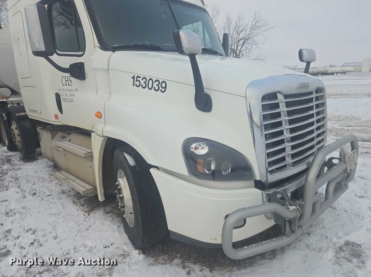 image for item EB1258 2015 Freightliner Cascadia semi truck