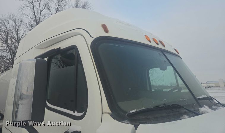 image for item EB1258 2015 Freightliner Cascadia semi truck