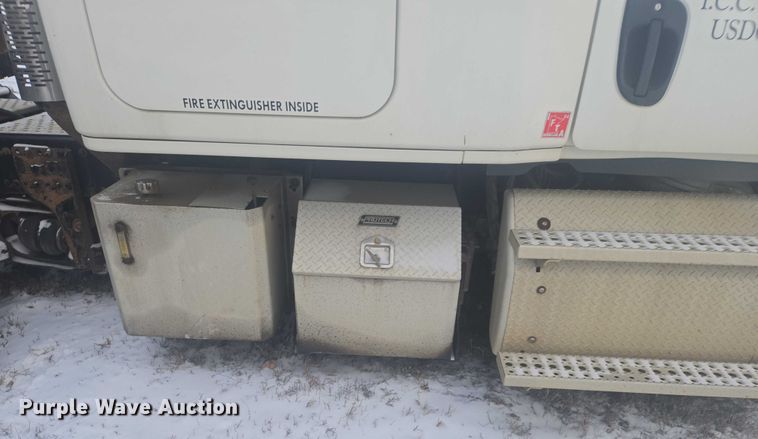 image for item EB1258 2015 Freightliner Cascadia semi truck