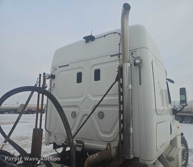 image for item EB1258 2015 Freightliner Cascadia semi truck