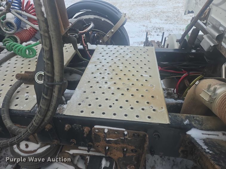 image for item EB1258 2015 Freightliner Cascadia semi truck