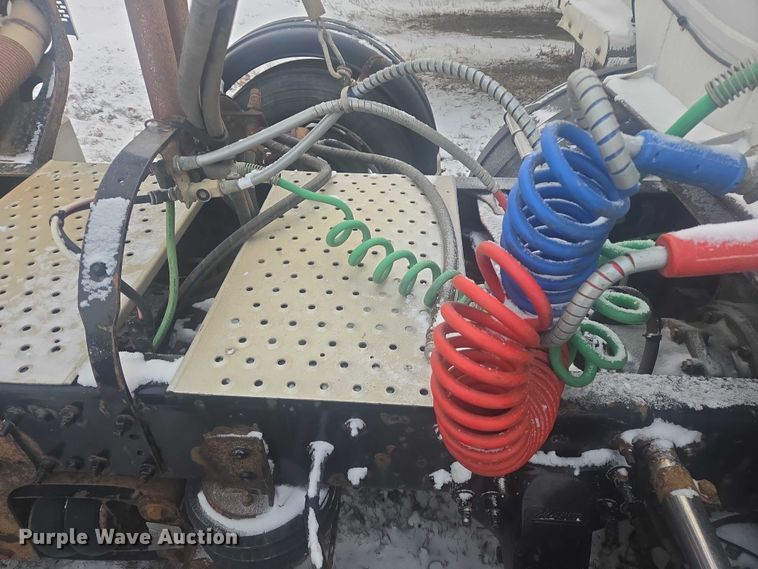 image for item EB1258 2015 Freightliner Cascadia semi truck