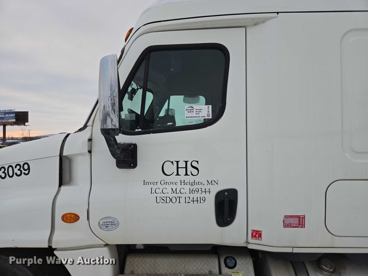 image for item EB1258 2015 Freightliner Cascadia semi truck