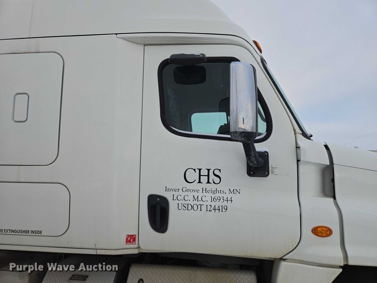 image for item EB1258 2015 Freightliner Cascadia semi truck