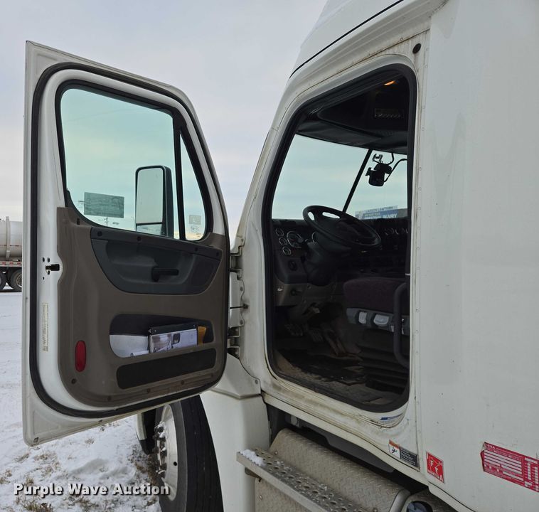 image for item EB1258 2015 Freightliner Cascadia semi truck