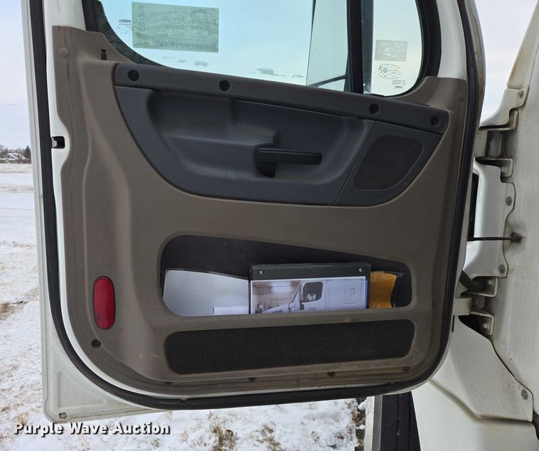 image for item EB1258 2015 Freightliner Cascadia semi truck