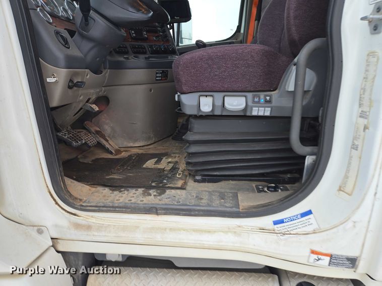 image for item EB1258 2015 Freightliner Cascadia semi truck