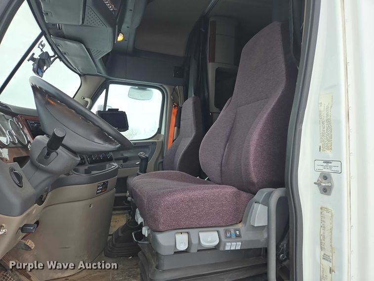 image for item EB1258 2015 Freightliner Cascadia semi truck